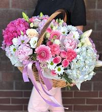 Композиция солнечный день в Юргинское Цветочная композиция из Розы, Хризантемы, Пионы и Лизиантусы в корзине в Юргинское
